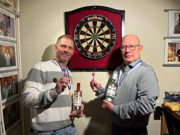 Kenn og Kim, makker-dartmestre 2023, foran dartskiven